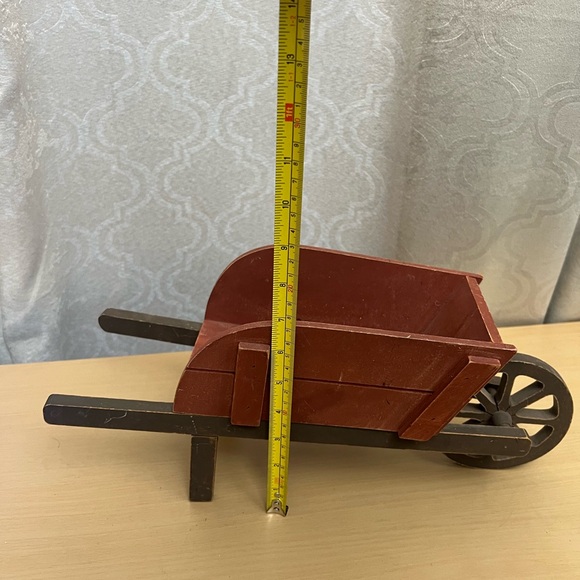 Distressed/rustic wheelbarrow. - Picture 11 of 12